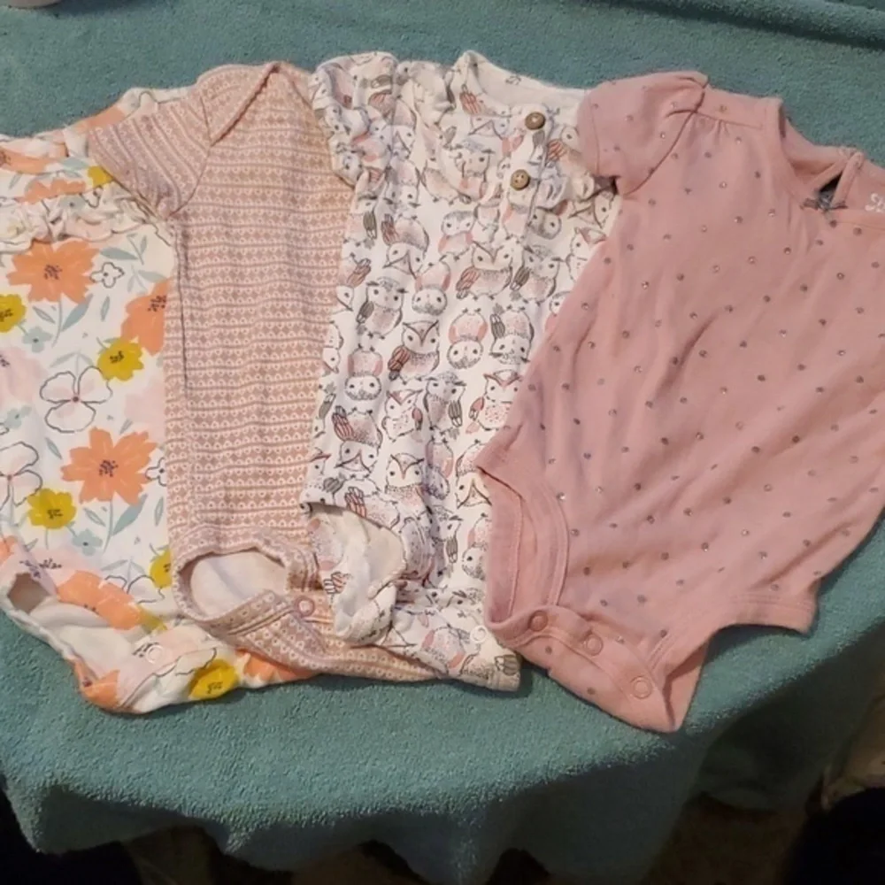 4 Carter's Onesies size 0-3 months